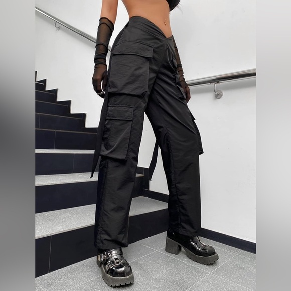 Floerns Women's Streetwear Asymmetrical Waist Flap Pocket Cargo Pants - Picture 4 of 9